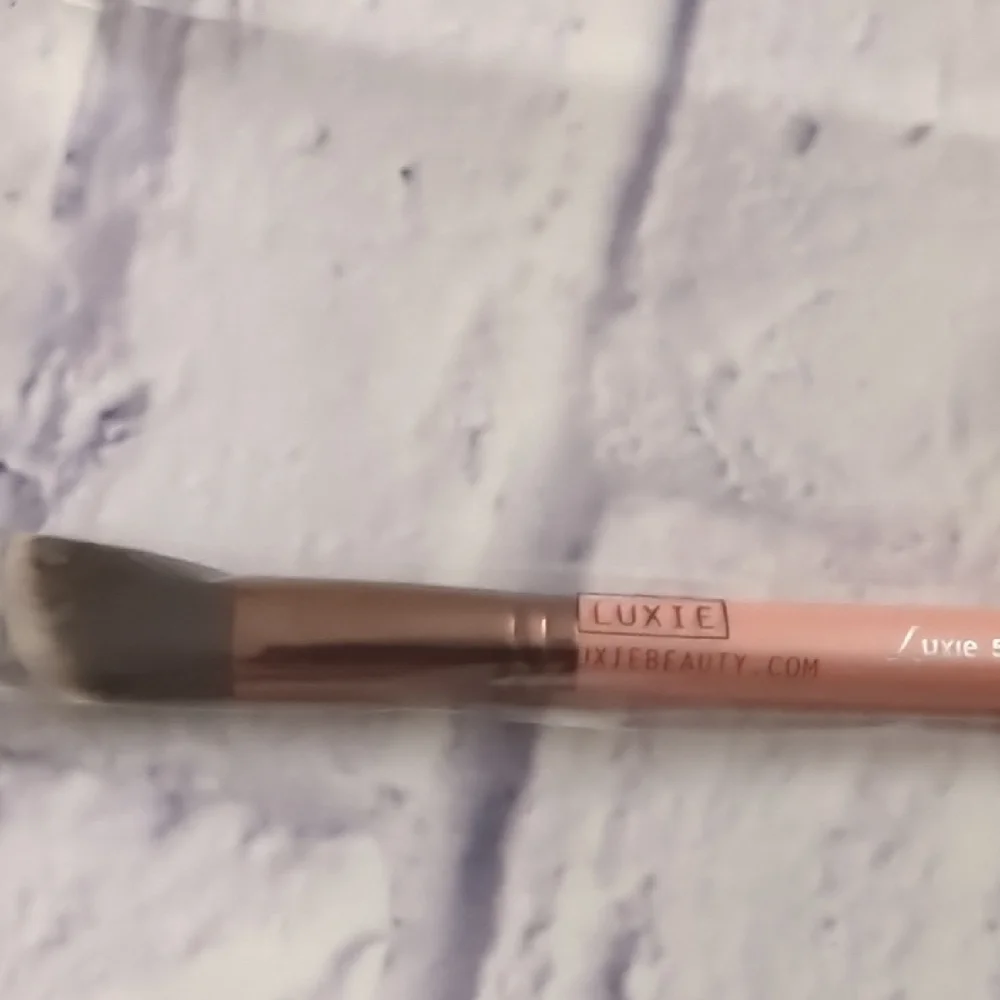 Luxie Rose Makeup Brush